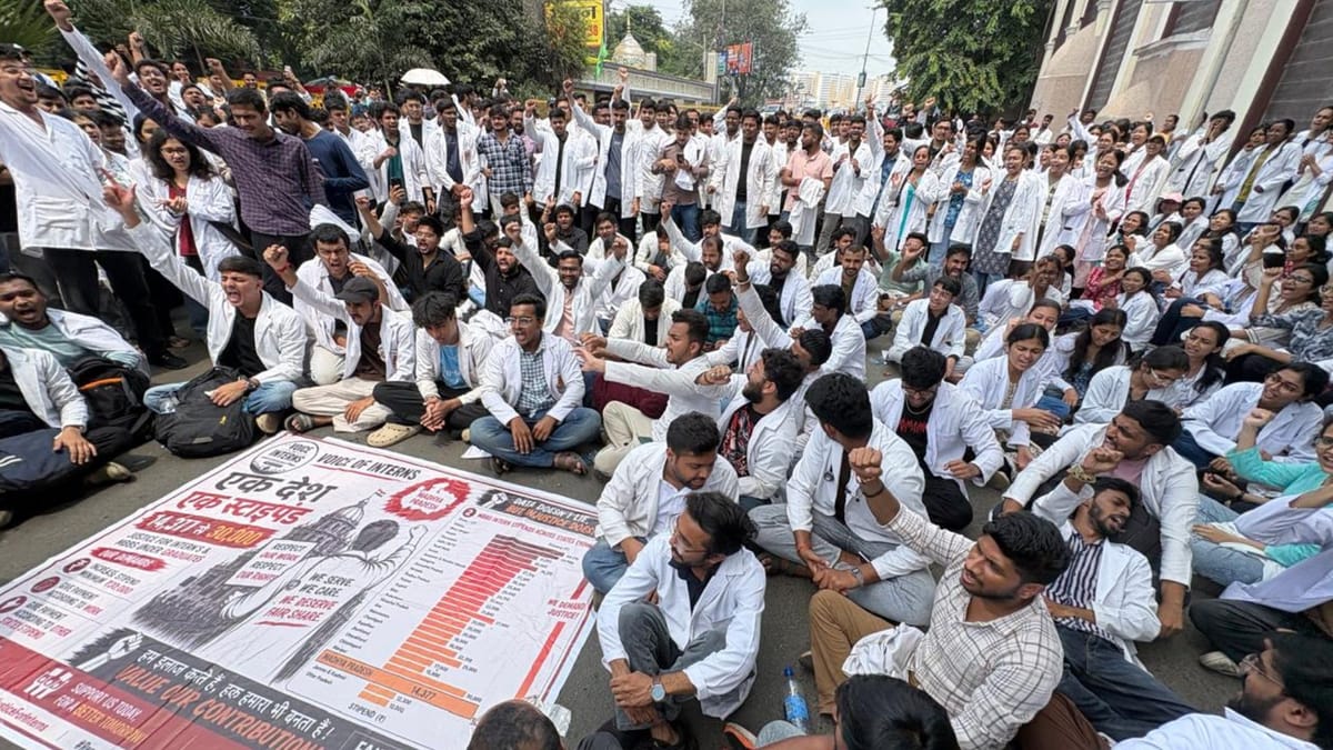उग्र हुआ इंटर्न डॉक्टरों का आंदोलन: भोपाल में सड़कों पर उतरे डॉक्टर, हमीदिया तक लगा लंबा जाम; एंबुलेंस भी फंसी