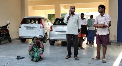 शोकाकुल परिजन
