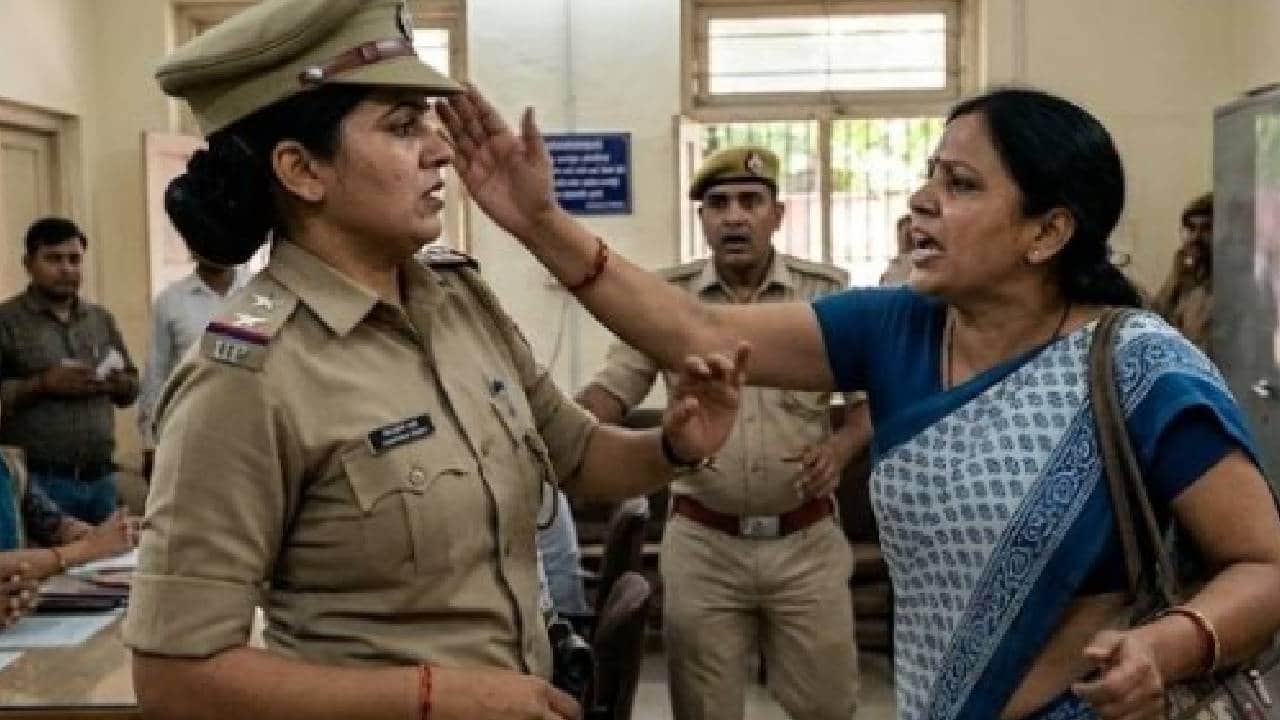 शिक्षिका ने महिला को थप्पड़ मारा।