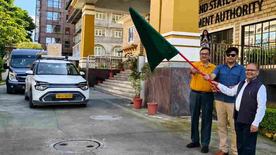 दल को रवाना करते अधिकारी