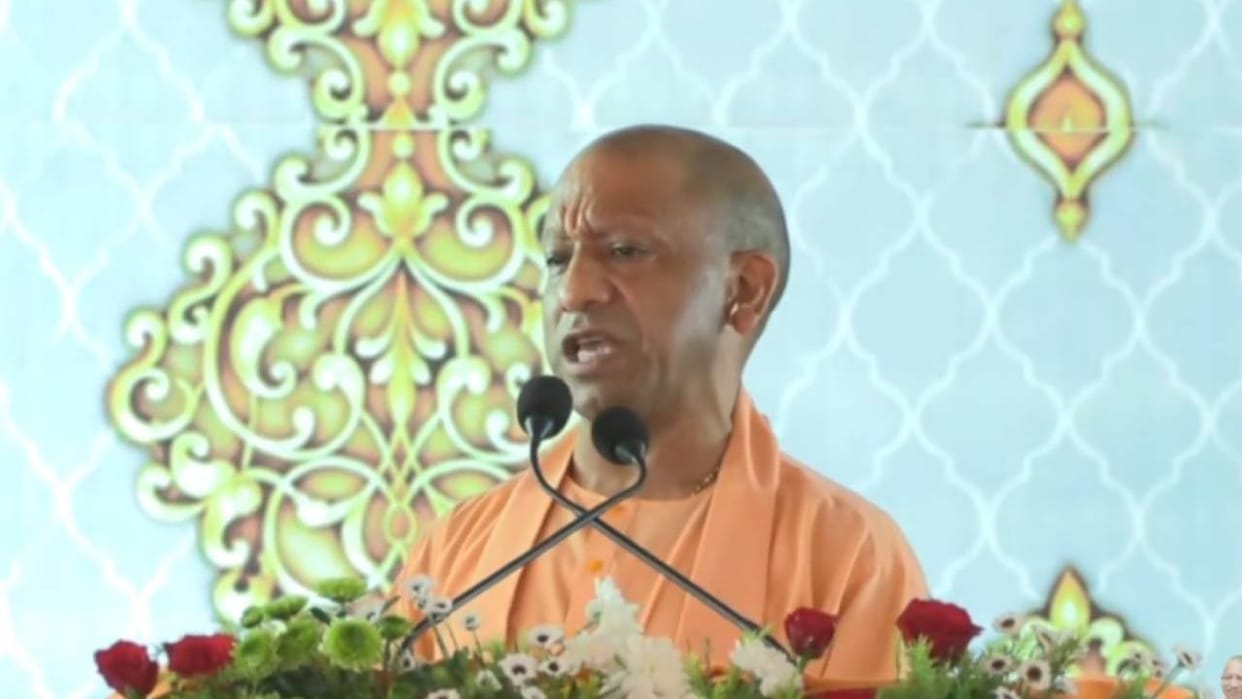 Chief Minister Yogi Adityanath honored Anganwadi workers in Ayodhya.