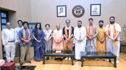 हनुमान अंश की टीम के साथ सीएम योगी आदित्यनाथ।