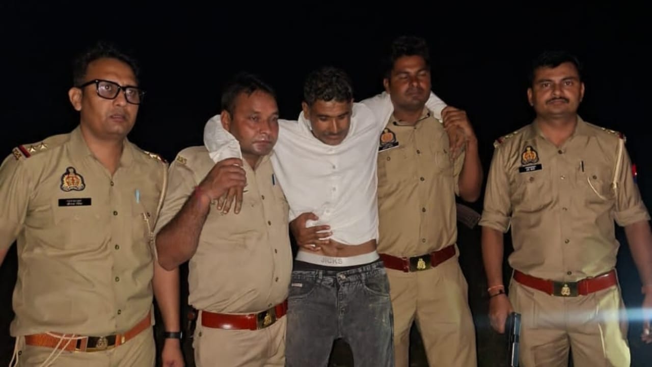 घायल आरोपी को लेकर जाते पुलिसकर्मी