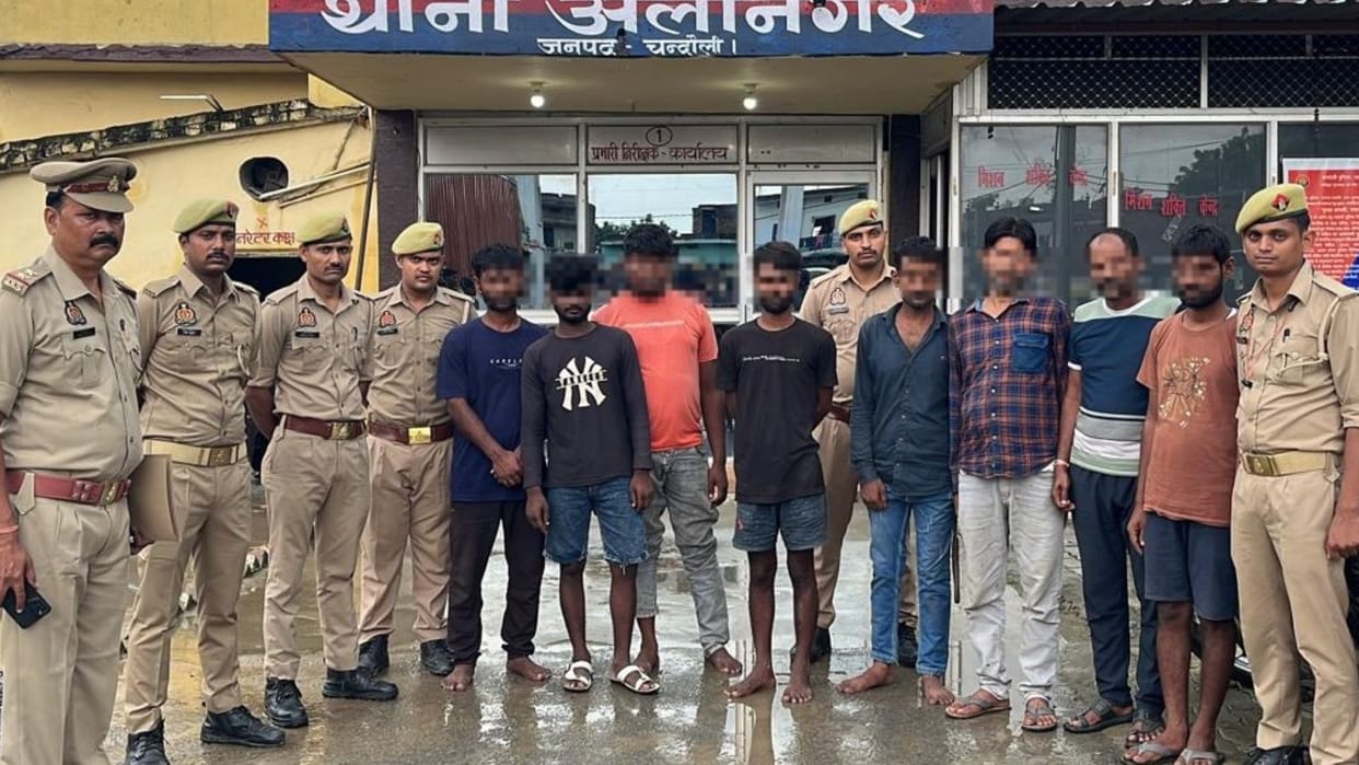 Eight arrested while stealing buffaloes Police arrived animals loaded onto pickup truck in chandauli