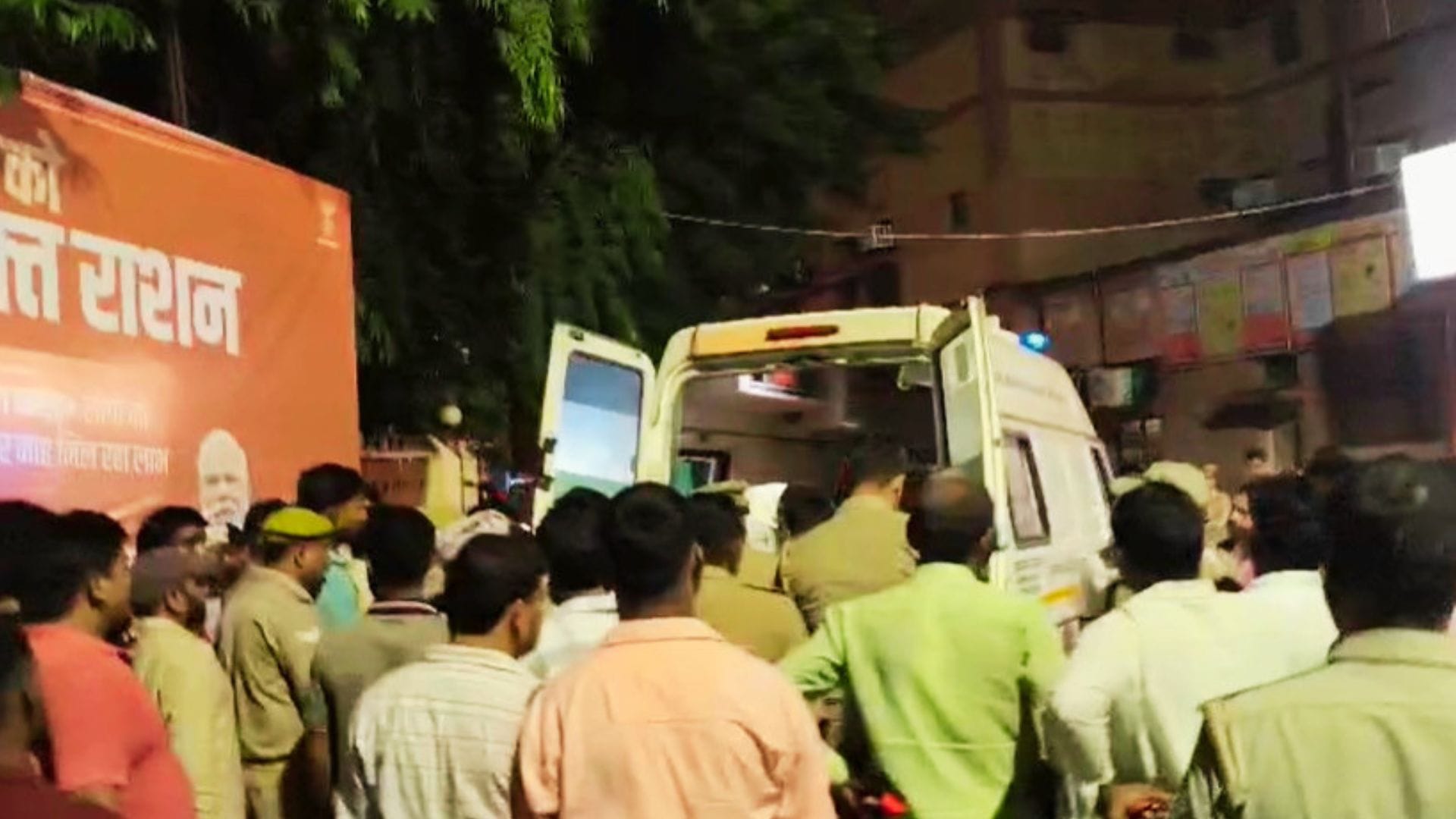 अस्पताल के बाहर लगी भीड़।