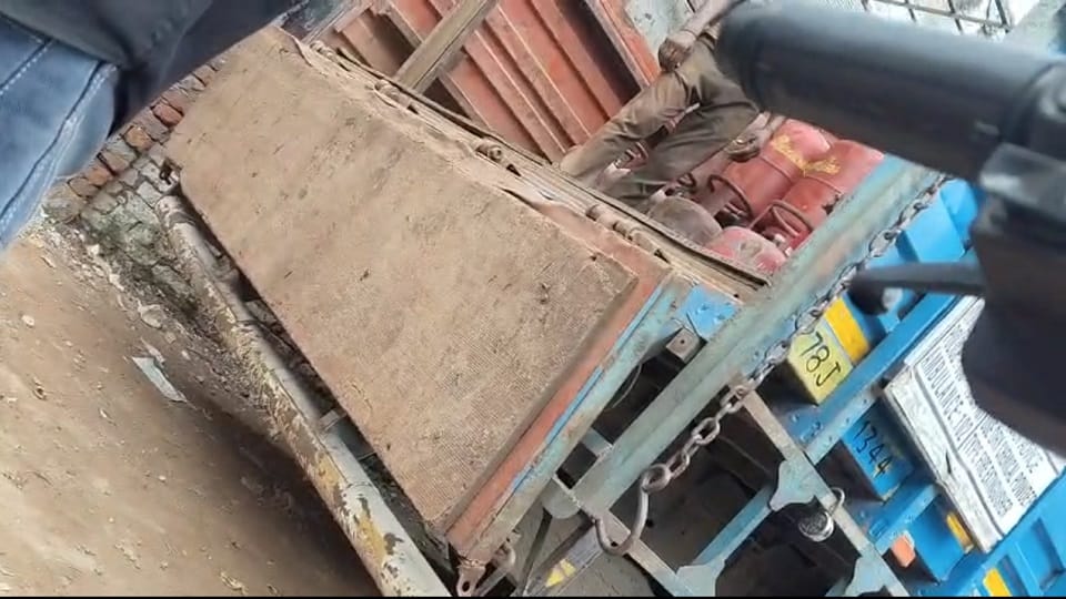 LPG cylinder for 1700 in black market Video of conversation between salesman and customer goes viral in Ghazia