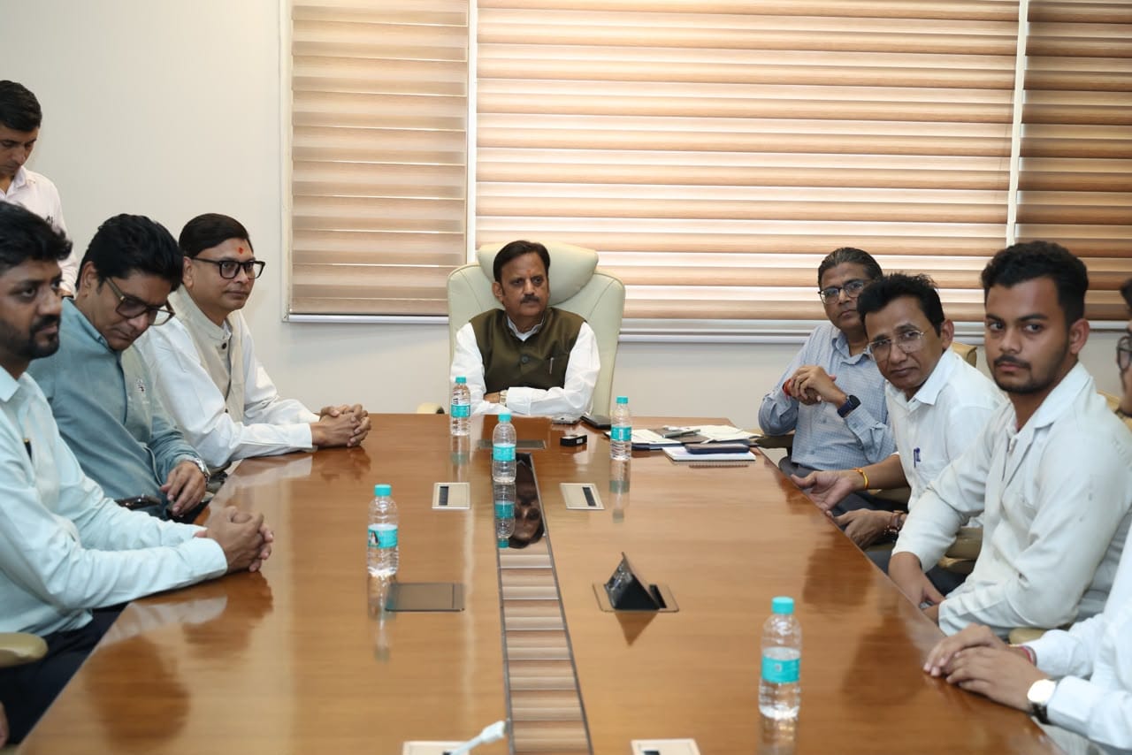 डिप्टी सीएम के साथ चिकित्सकों की बैठक