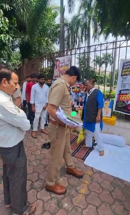 विधायक को धरना स्थल ले जाते हुए पुलिस