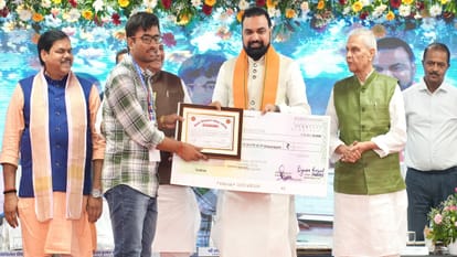 सीएम सम्राट चौधरी ने टॉपर को सम्मानित किया।