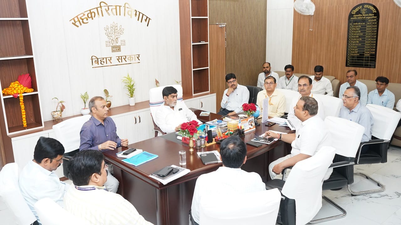 मंत्री राम कृपाल यादव ने अधिकारियों को दिया दिशा-निर्देश।