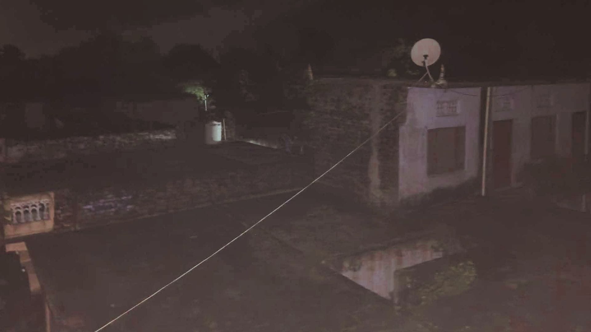 चक्की नौरंगा गांव में बिजली सप्लाई बंद कर देने से पसरा अंधेरा।