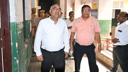 Kanpur: DM raids Employment Office; five employees found absent