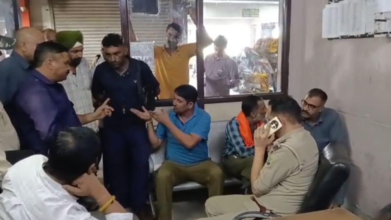 एचआरटीसी और प्राइवेट बसों के ड्राइवर-कंडक्टर्स में चले लात-घूंसे