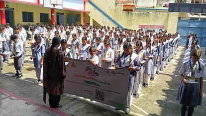 Jhansi: Students pledged their dedication to the nation and sang 'Vande Mataram'.