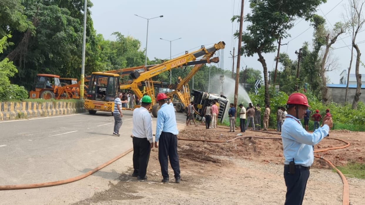 Petrol tanker overturns into roadside ditch in Cbganj Bareilly