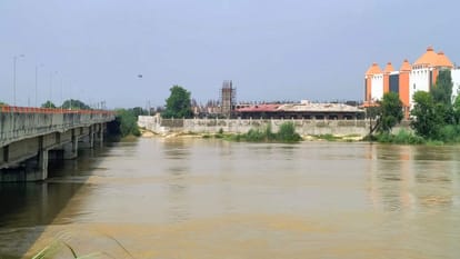 Garra River surging again water enters Subhash Nagar Colony in Shahjahanpur