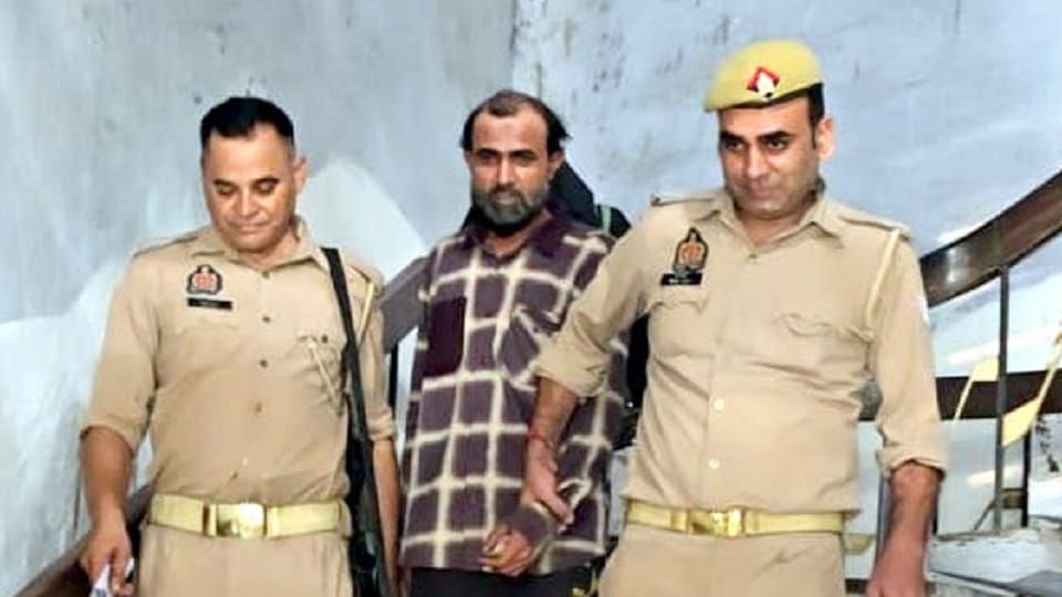 हत्यारे रफीक को जेल ले जाती पुलिस।
