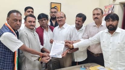 यूनिवर्सिटी में अवकाश के लिए सौंपा ज्ञापन।