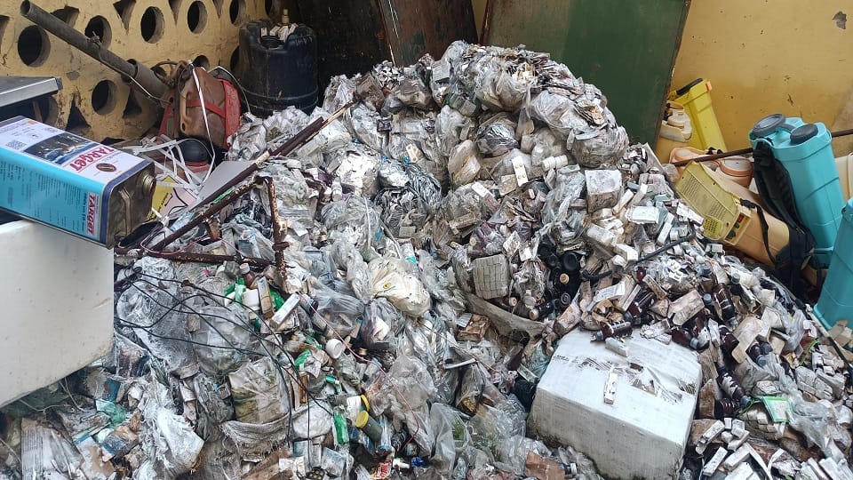 जब्त दवाओं को कचरे की तरह खुले में फेंका