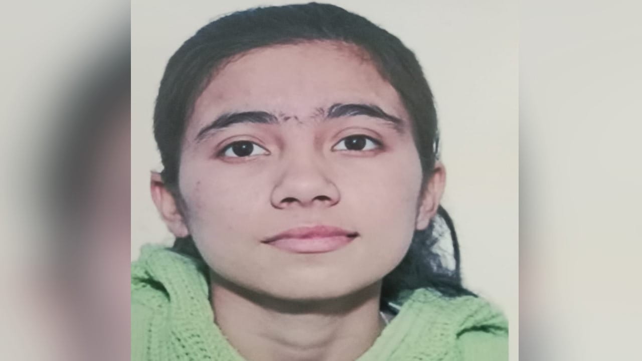 फल विक्रेता की बेटी कनिका ने पास किया नीट।