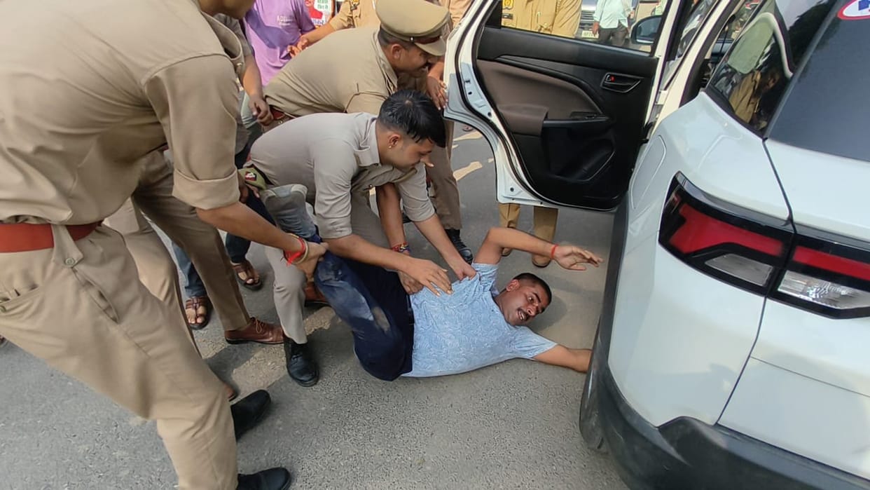Kanpur Revenue team arrived to remove shops SP workers created a ruckus and staged a protest