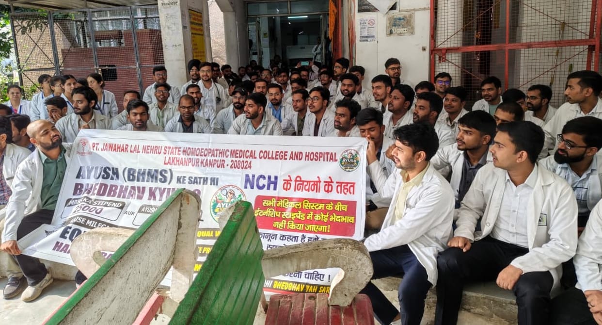 Kanpur Homeopathy students protest demanding stipends on par with MBBS students slogan shouting outside OPD
