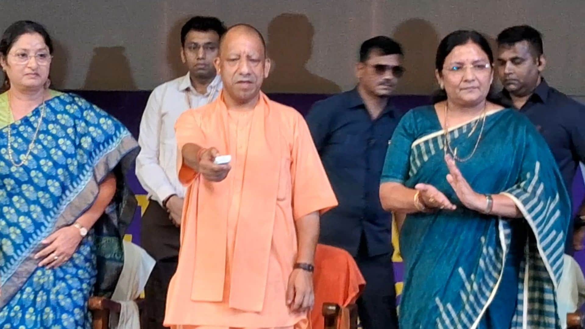 कार्यक्रम में मौजूद केंद्रीय मंत्री अन्नपूर्णा देवी और सीएम योगी आदित्यनाथ व अन्य