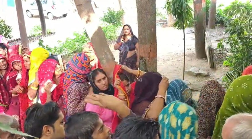 Voting Hit by ‘Technical Brake’ in Kotputli: EVMs Down for 90 Minutes, Voters Furious