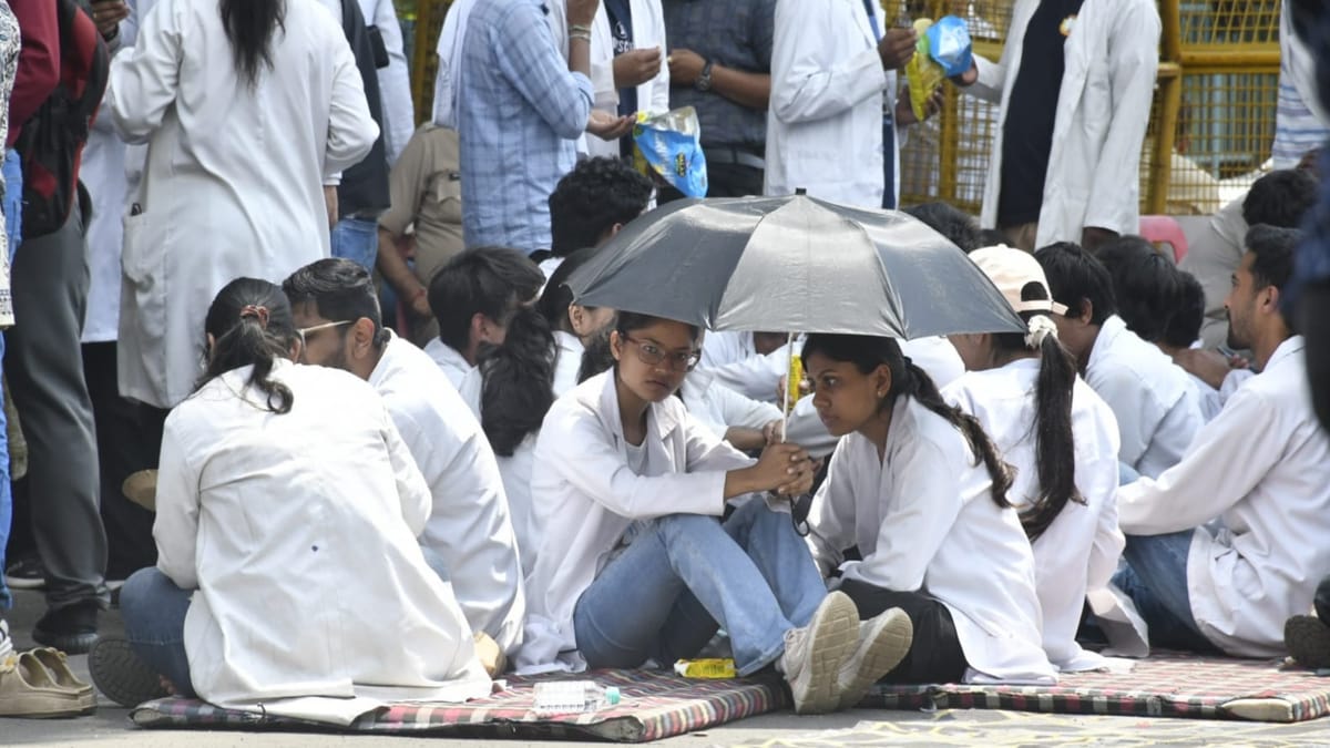 भोपाल: इंटर्न डॉक्टरों का धरना तीसरे दिन भी जारी, ओपीडी ठप और ऑपरेशन टले, भटकने को मजबूर दूर-दराज के मरीज