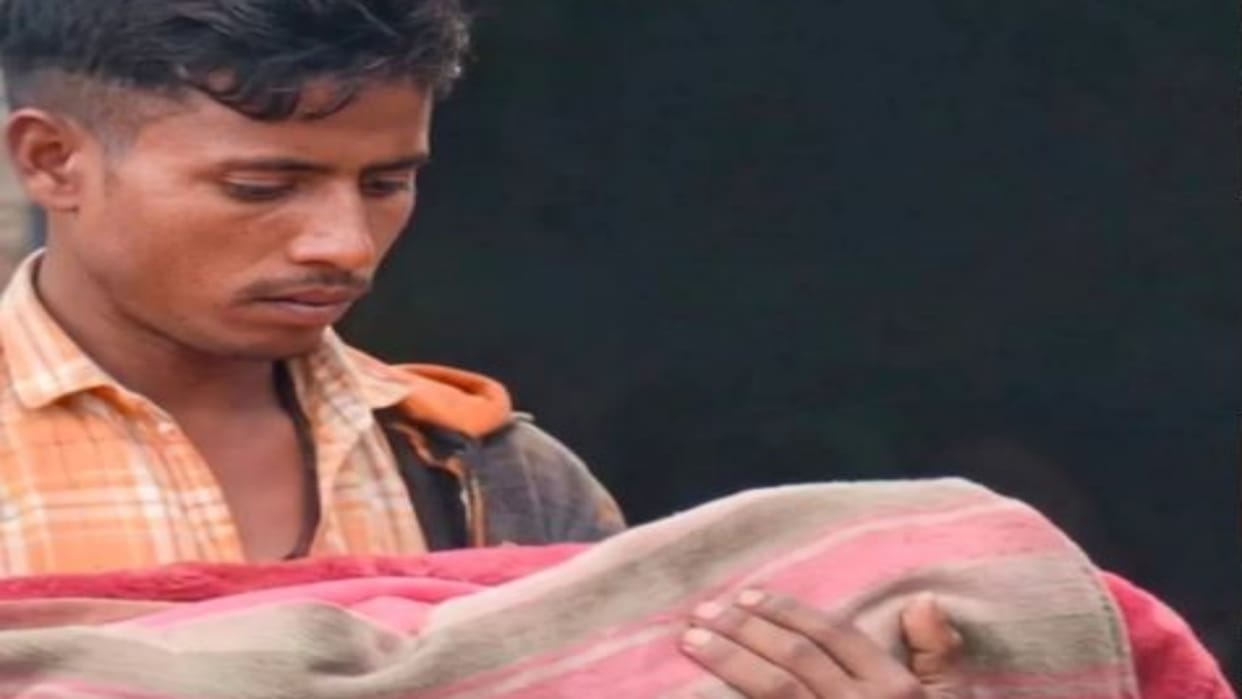 Chhindwara: Two-Year-Old Goes Missing While Playing, Body Found in Pit; Father Carries Her for Postmortem