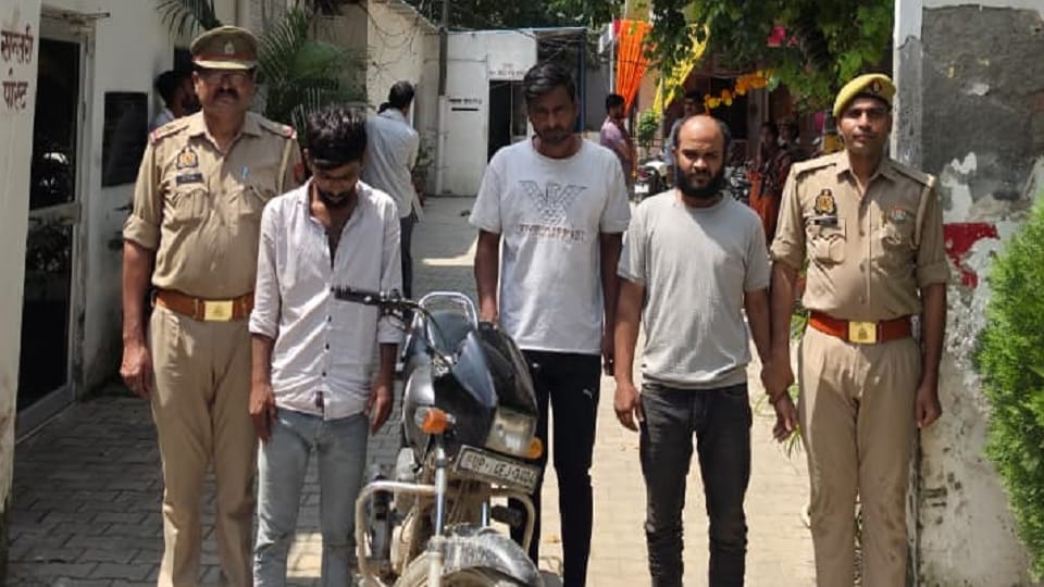 Three members of a vehicle-lifting gang arrested
