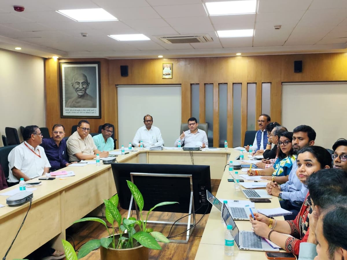 मध्य प्रदेश सड़क सुरक्षा पर सख्ती: 30 सितंबर तक सभी गड्ढे भरने के निर्देश, आवारा मवेशियों पर भी होगी कार्रवाई