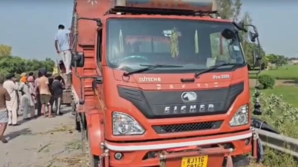 Truck stranded on Moga bypass for two days: Loaded with 16-17 cows; two died of hunger and thirst.