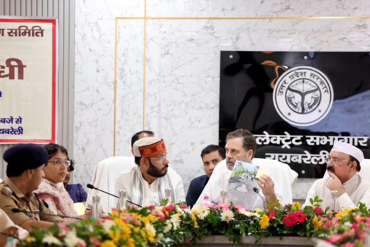UP: Rahul gandhi corners officials in Raebareli over potholes on roads.
