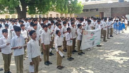Jhansi: Students pledged their dedication to the nation and sang 'Vande Mataram'.