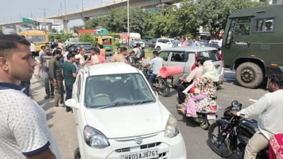 Meerut: School Mini Bus Collides With Alto Car on Delhi-Dehradun Highway, One Student Injured