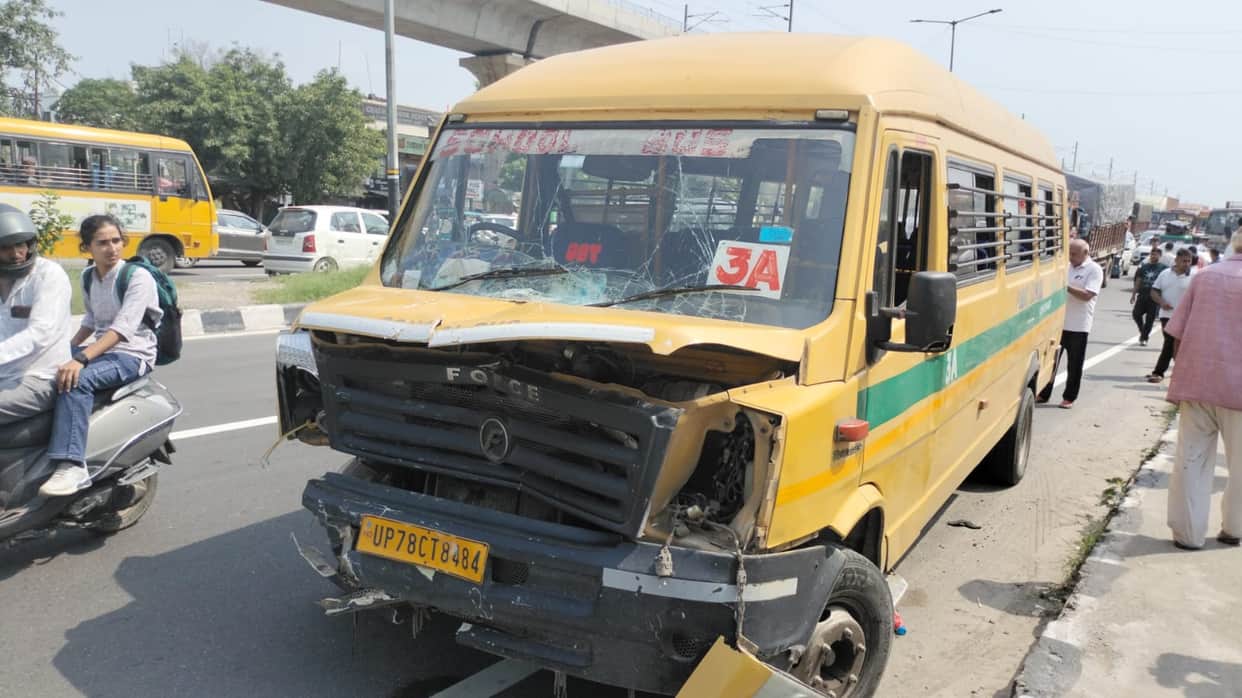Meerut: School Mini Bus Collides With Alto Car on Delhi-Dehradun Highway, One Student Injured