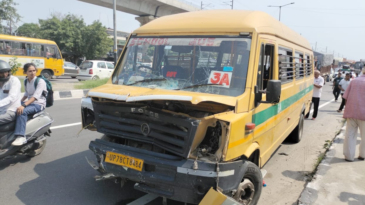 Meerut: School Mini Bus Collides With Alto Car on Delhi-Dehradun Highway, One Student Injured