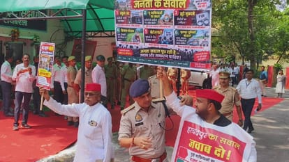 सपाईओं ने की नारेबाजी।