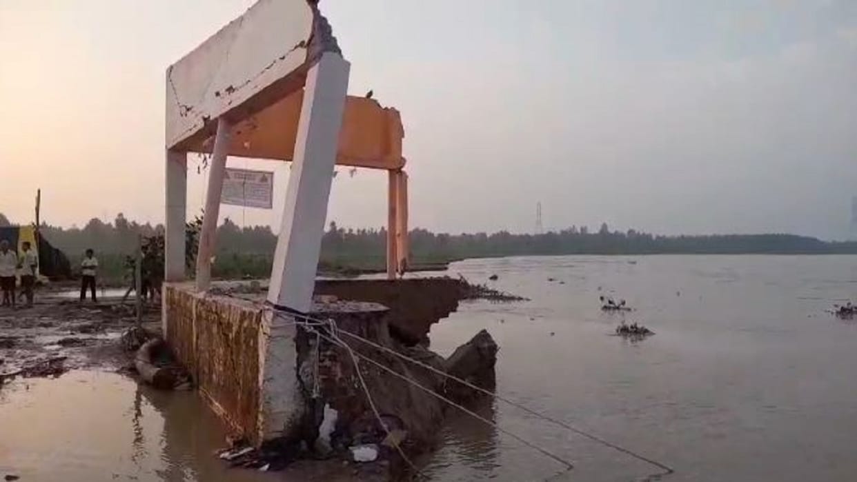 ancient temple collapse due to erosion by the Ramganga river in meerganj area of Bareilly