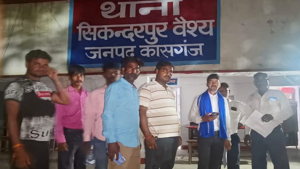 थाने में शिकायत करने पहुंचे भीम आर्मी कार्यकर्ता।