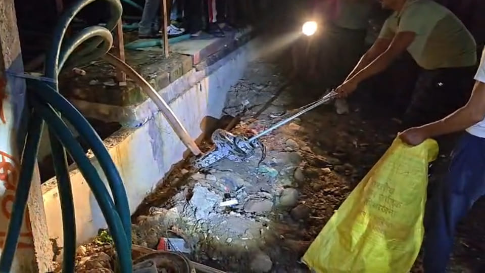 Chitrakoot: 15-foot python spotted on Collectorate Road; Forest Department carries out rescu