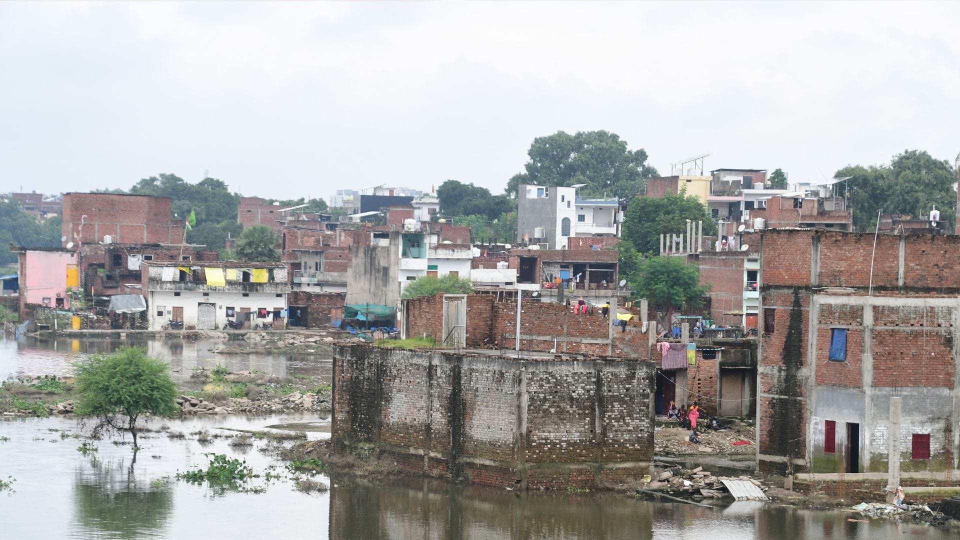 वाराणसी में उतरने लगा बाढ़ का पानी