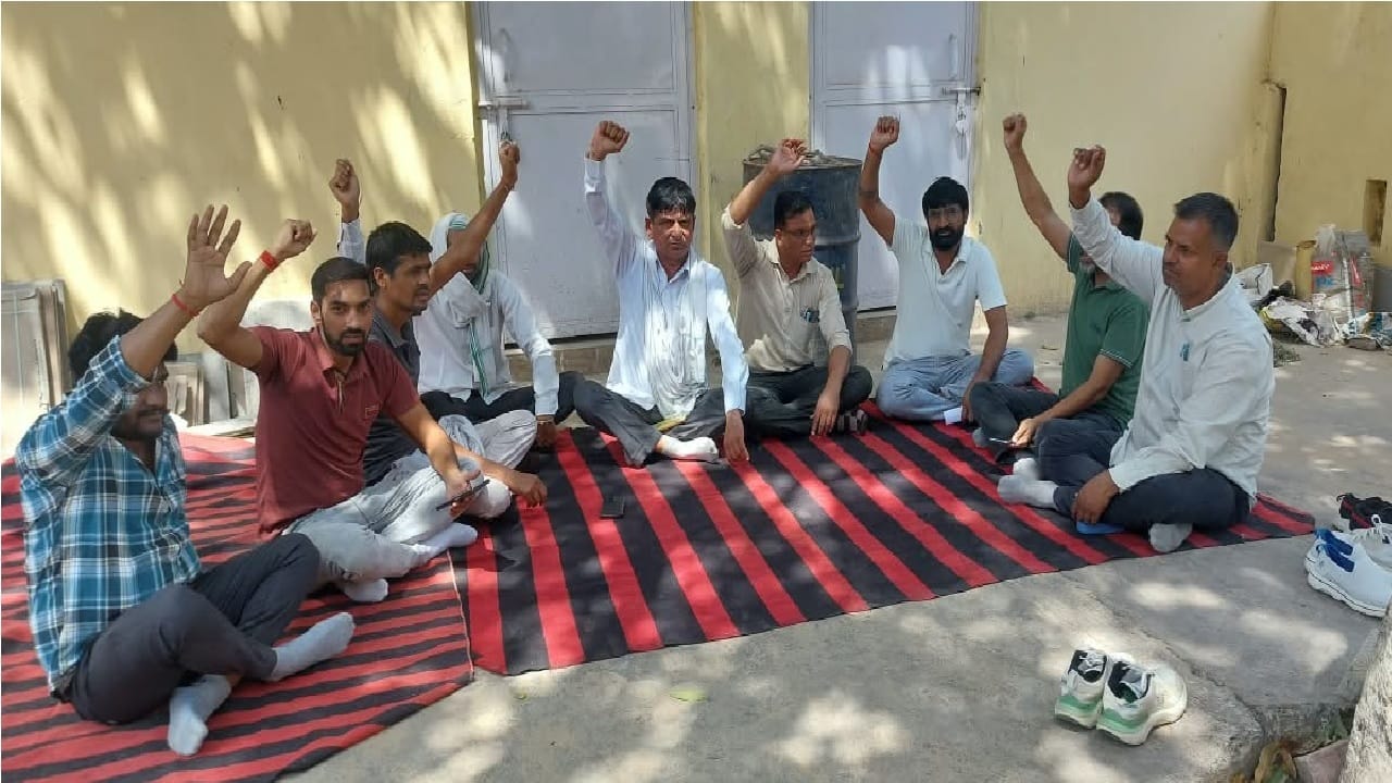 विरोध करते कर्मचारी