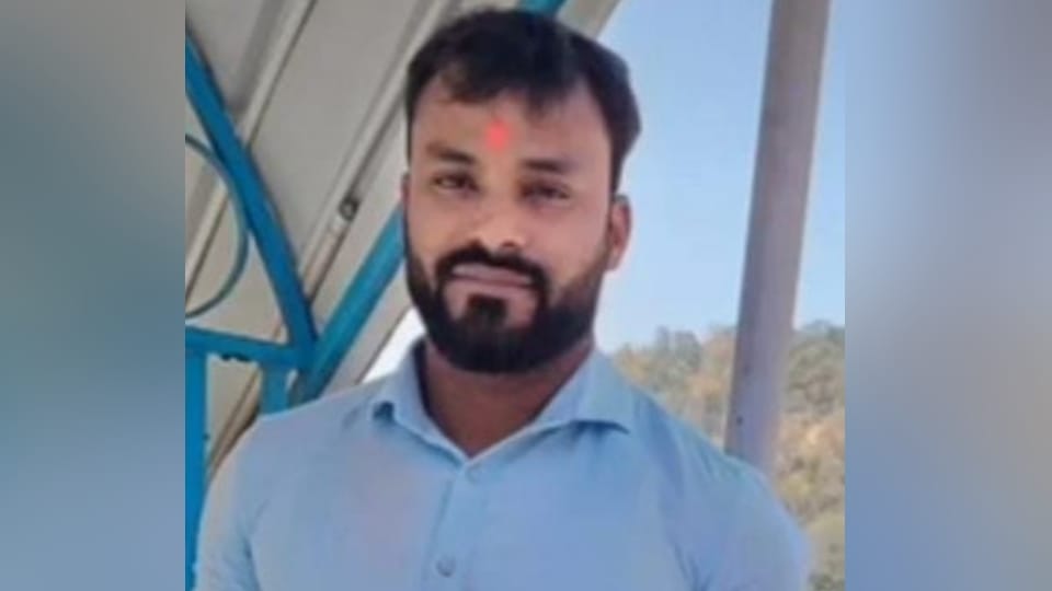 Meerut: Tragic end to a love marriage within just six months; Medical Representative hangs himself