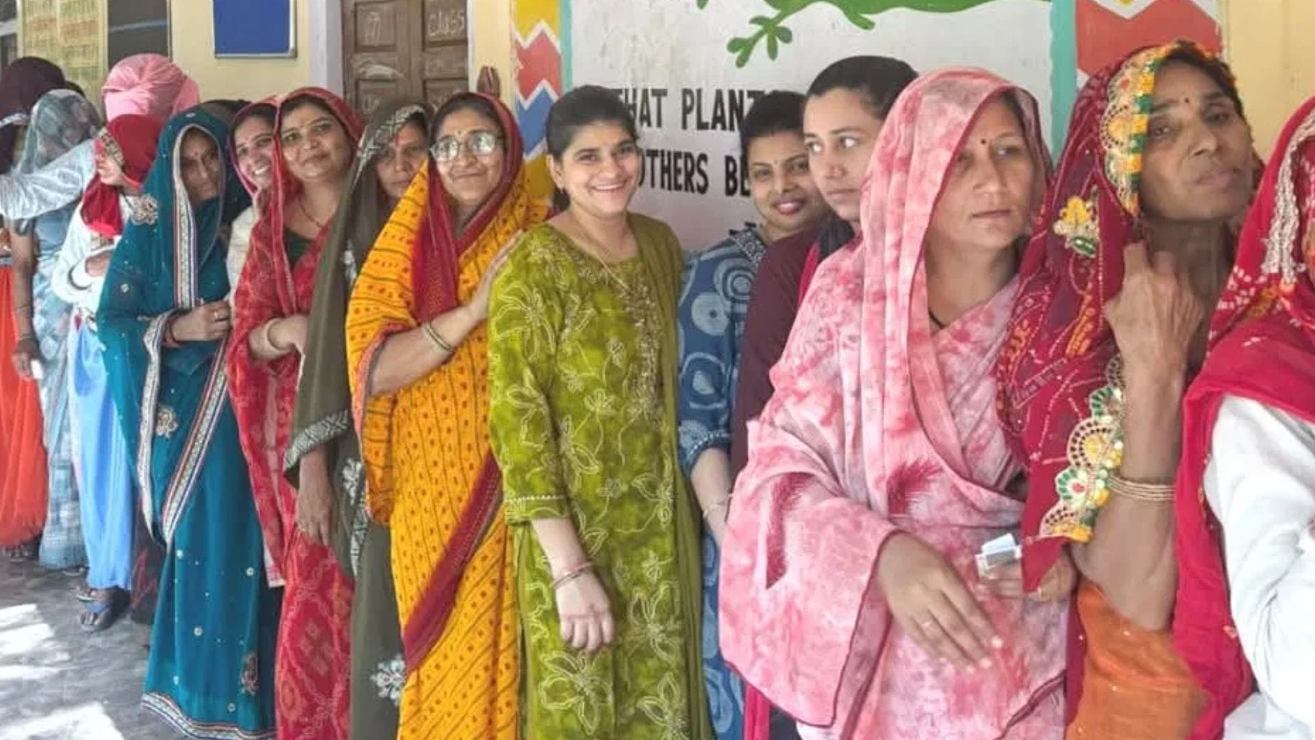 वोट डालने के लिए लाइन में लगी महिलाएं