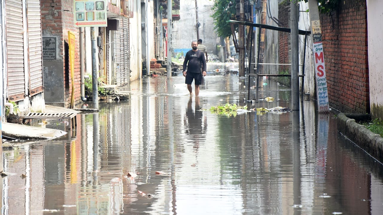 Residency Garden remains waterlogged for the third day in Bareilly