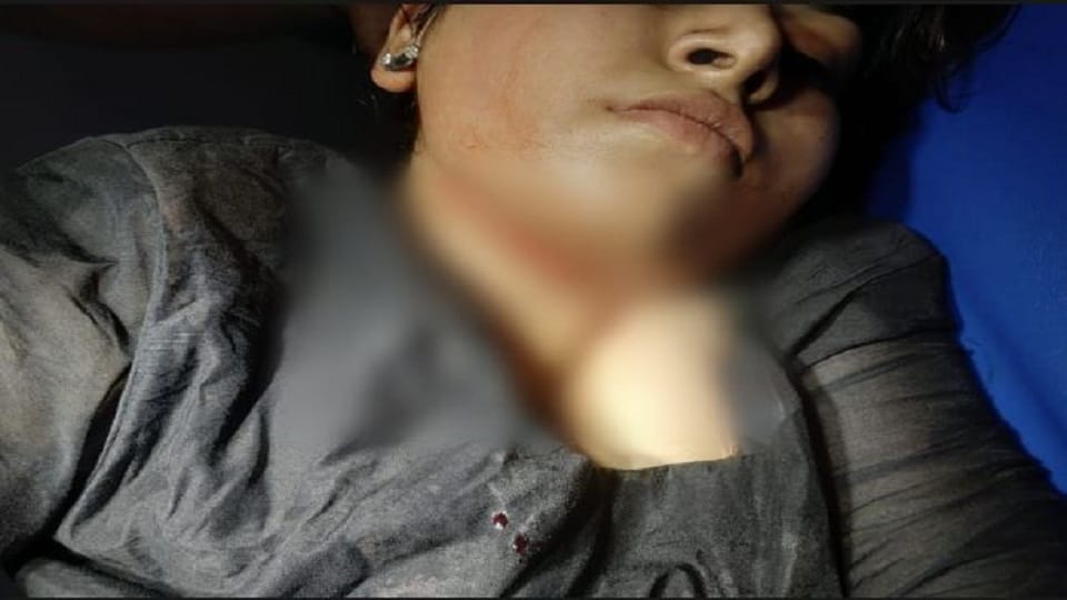 young man attacked young woman with knife and slit her throat in incident of unrequited love in Agra