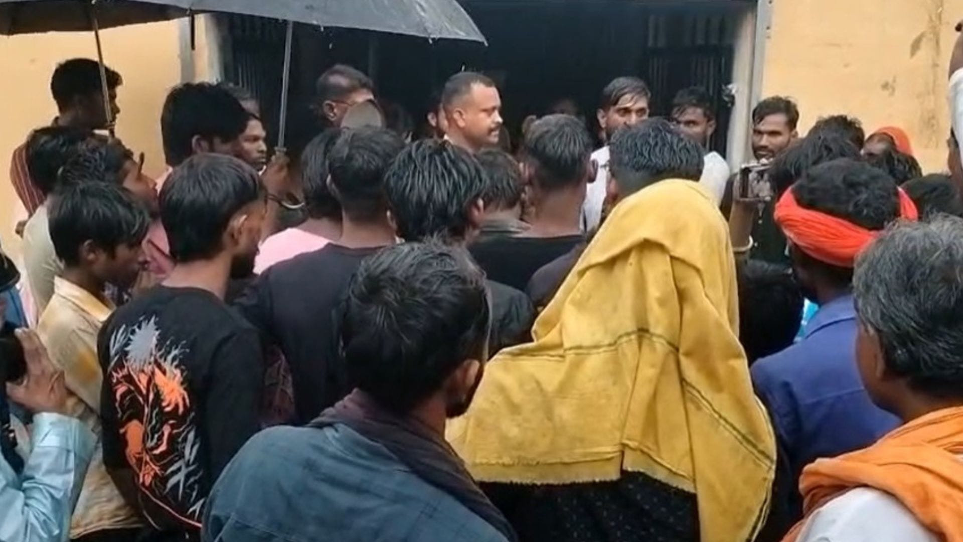 अस्पताल के बाहर माैजूद परिजन।
