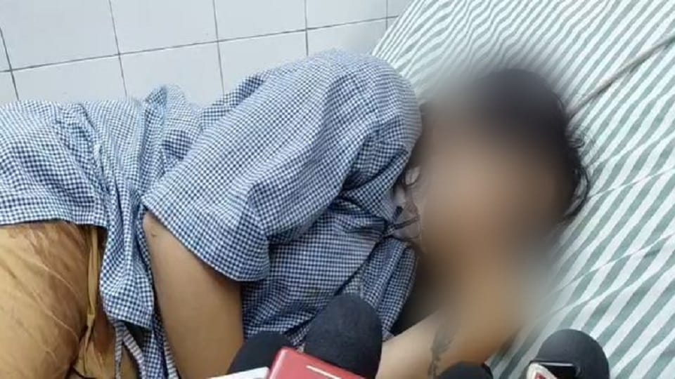 young man attacked young woman with knife and slit her throat in incident of unrequited love in Agra